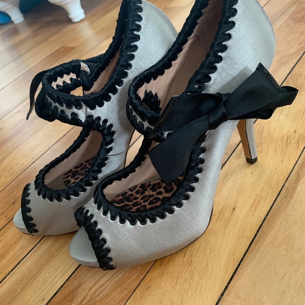 Betsy Johnson side bow tie heels
